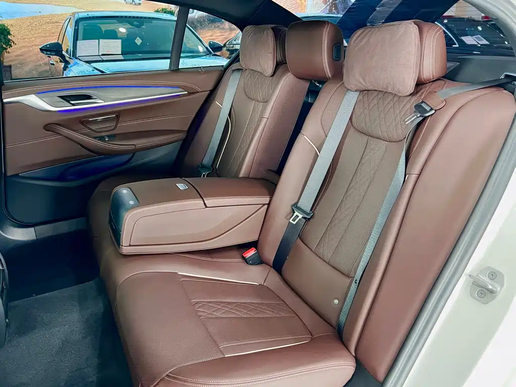 BMW 5 Series 2024 — фото 10