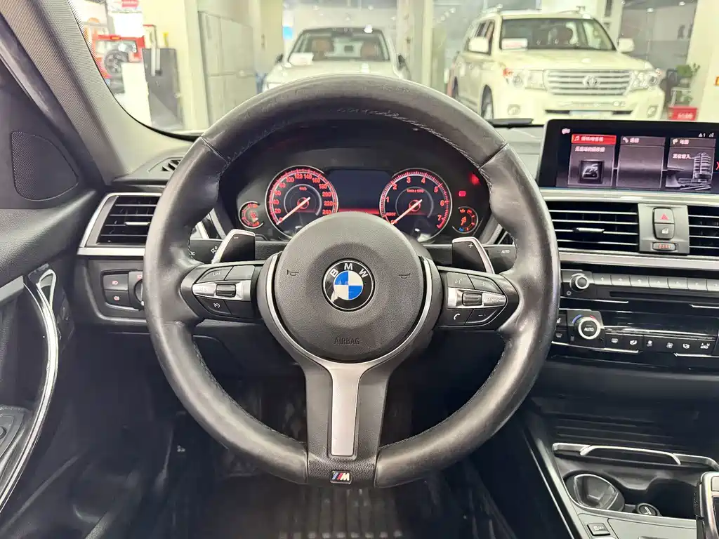 BMW 3 Series 2018 — фото 9