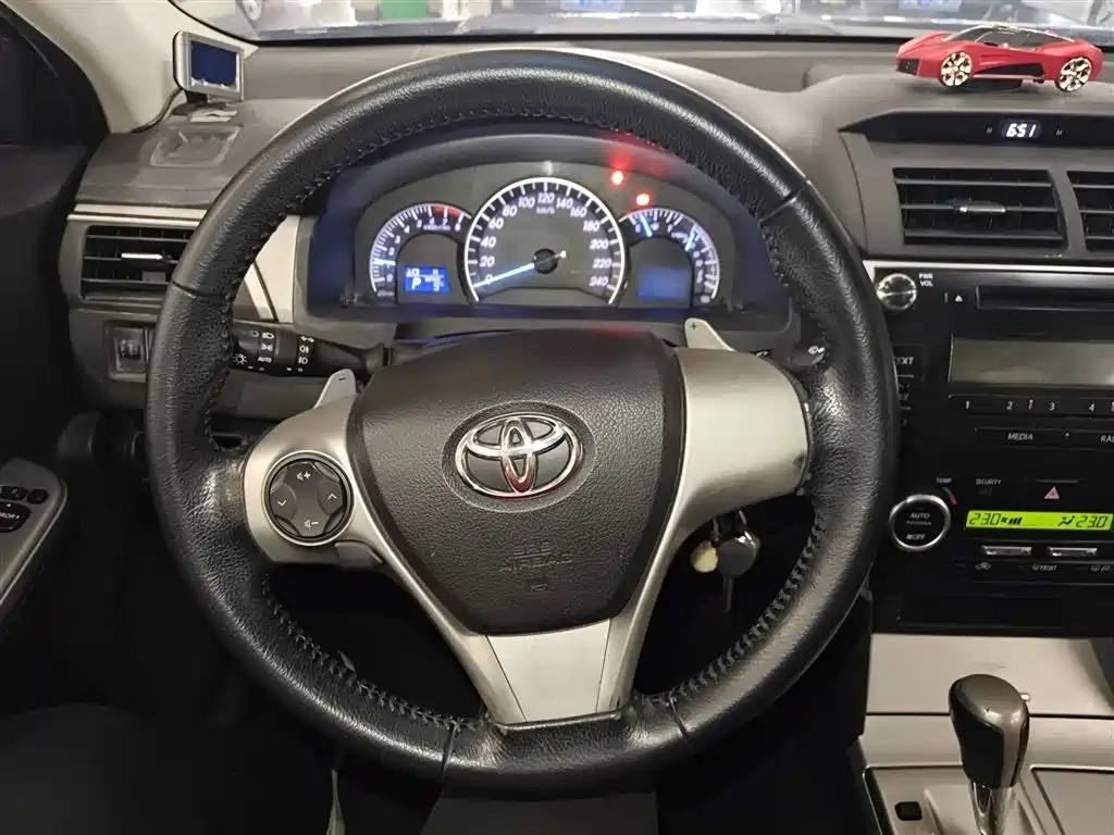 Toyota Camry 2014 — фото 3