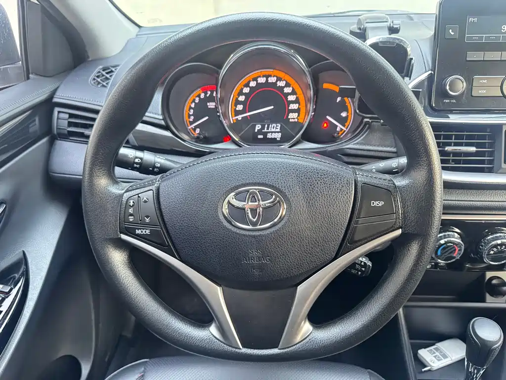 Toyota Yaris L 2022 — фото 12
