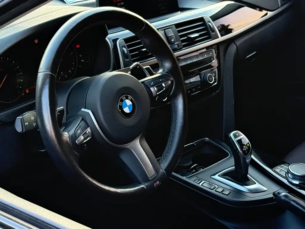 BMW 3 Series 2018 — фото 10
