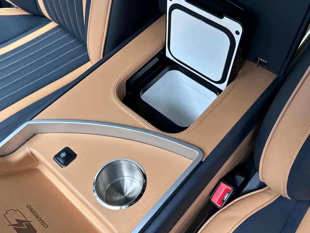 Mercedes-Benz V-Class 2023 — фото 14
