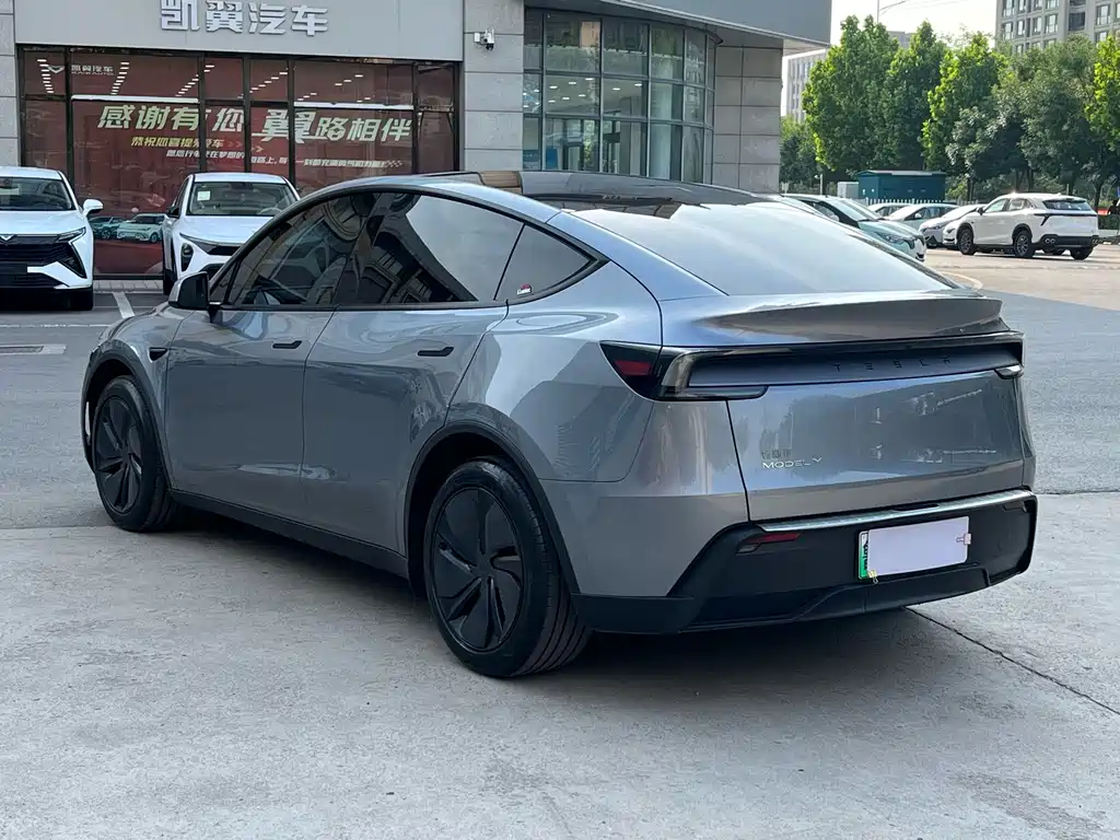 Tesla Model Y 2025 — фото 4