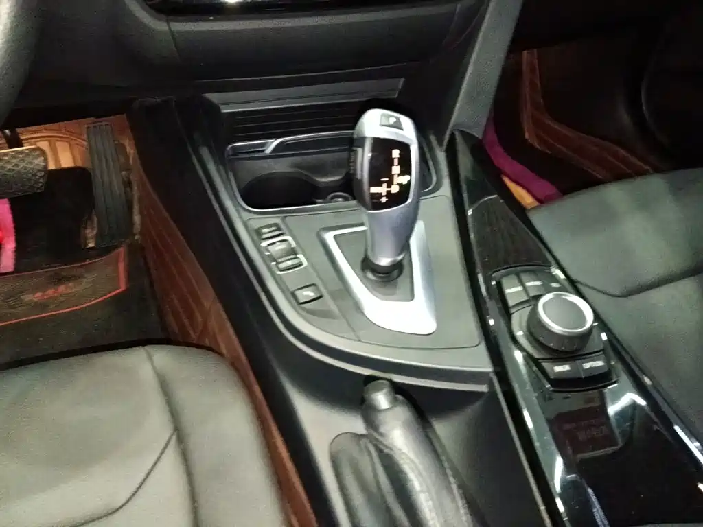 BMW 3 Series 2017 — фото 14