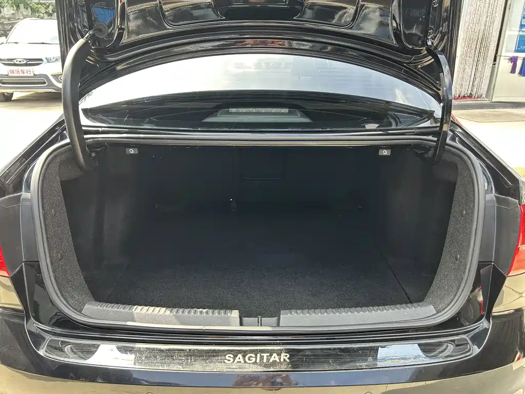 Volkswagen Sagitar 2016
