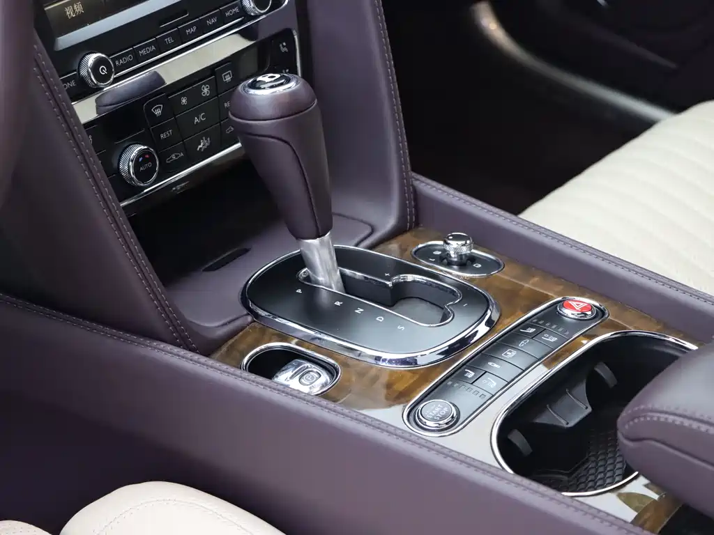 Bentley Flying Spur 2018 — фото 13