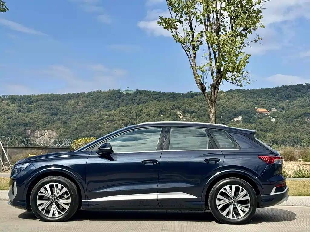 Audi Q4 e-tron 2023 — фото 4