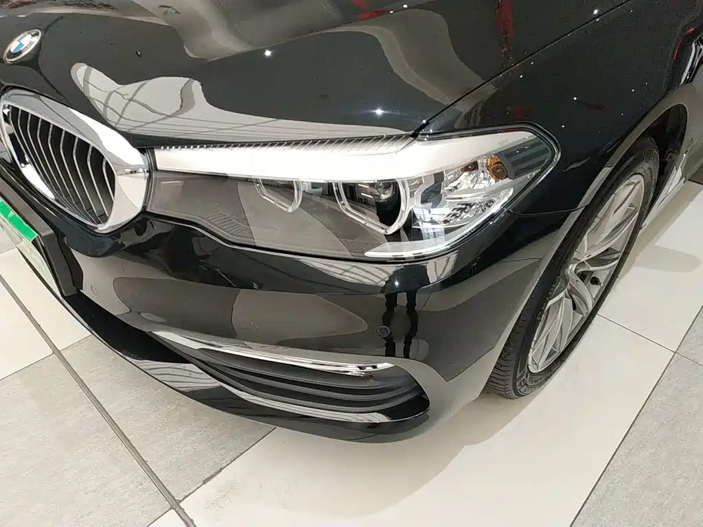 BMW 5 Series 2018 — фото 18