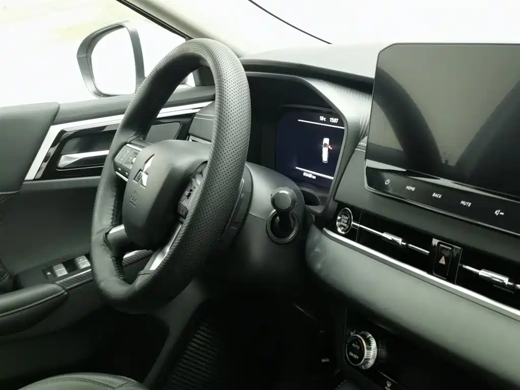Mitsubishi Outlander 2023 — фото 22