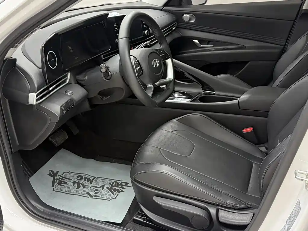 Hyundai Elantra 2023 — фото 8