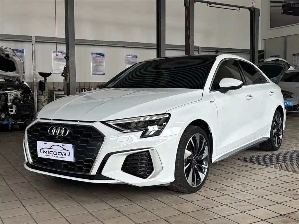 Audi A3 2022 — фото 1