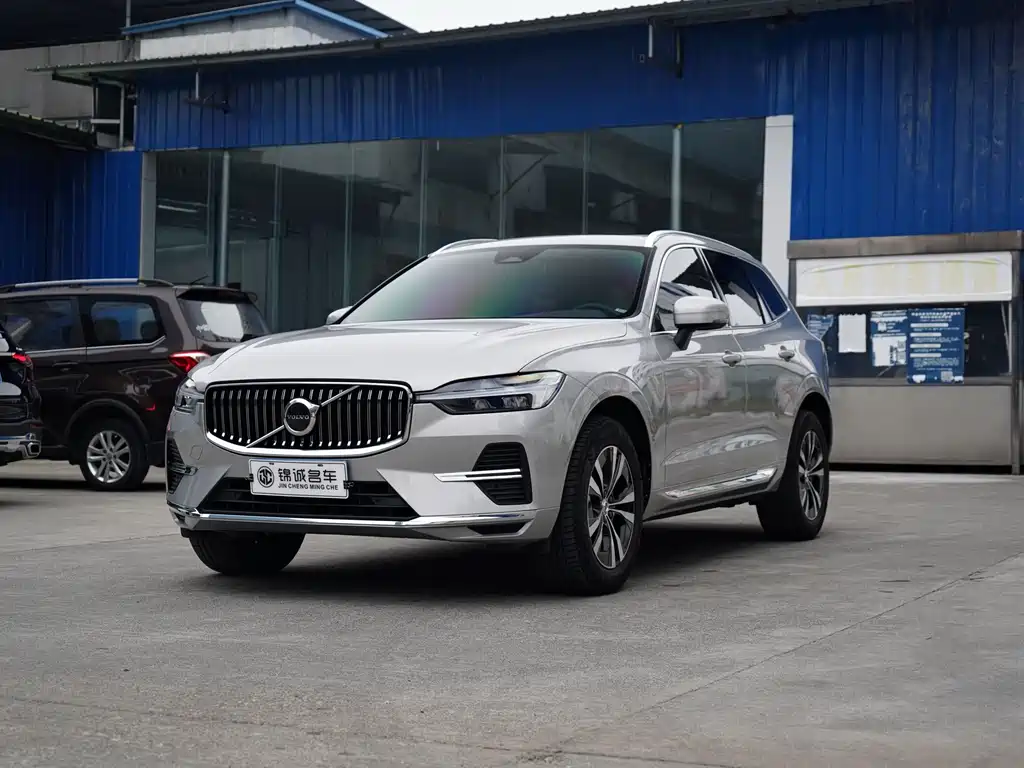 Volvo XC60 2022 — фото 1