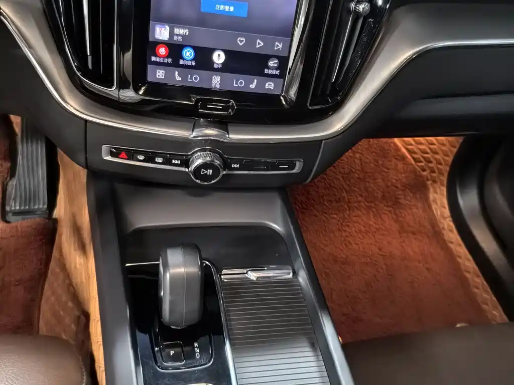 Volvo XC60 2023 — фото 8