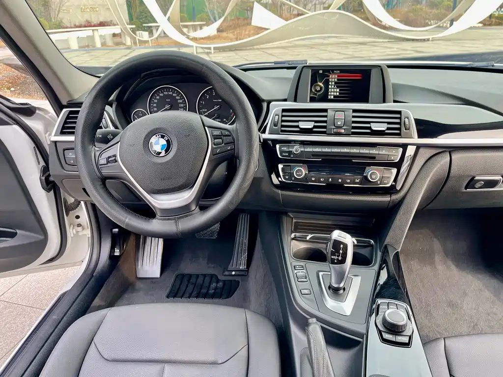 BMW 3 Series 2017 — фото 11