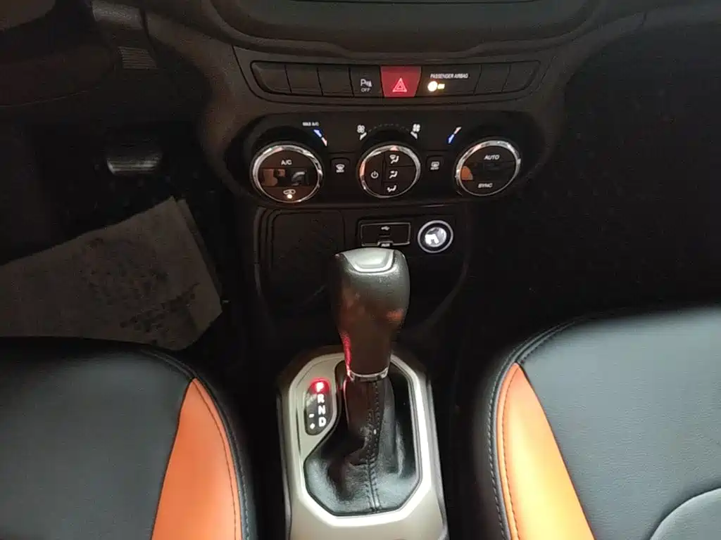 Jeep Renegade 2017 — фото 14