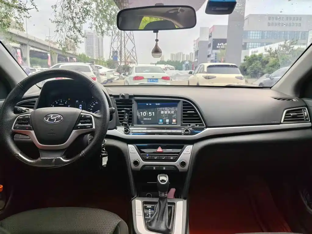 Hyundai Elantra 2018 — фото 4