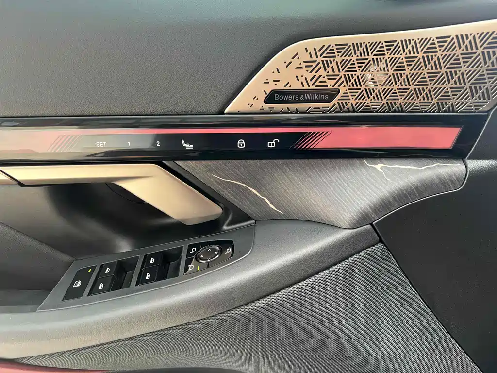 BMW 5 Series 2025 — фото 14
