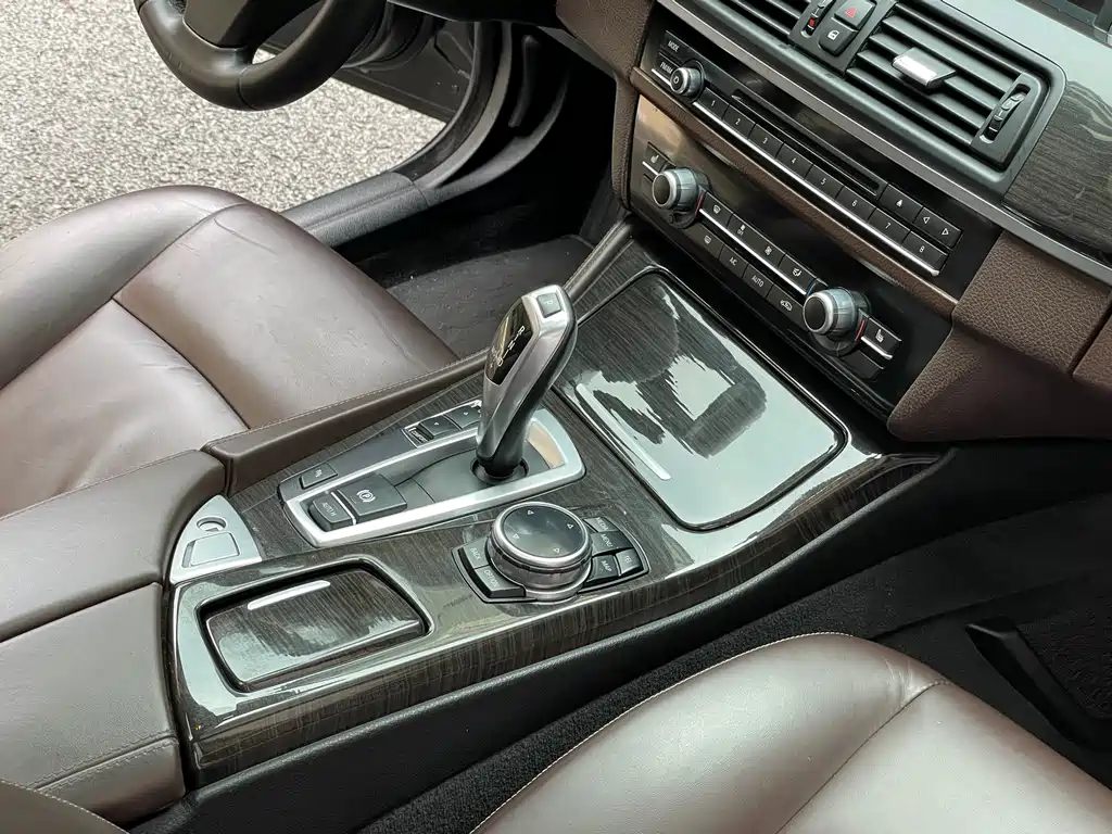 BMW 5 Series 2015 — фото 16