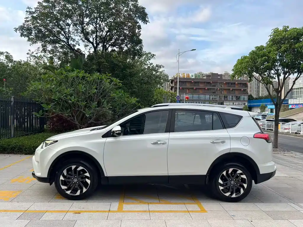 Toyota RAV4 2016 — фото 4