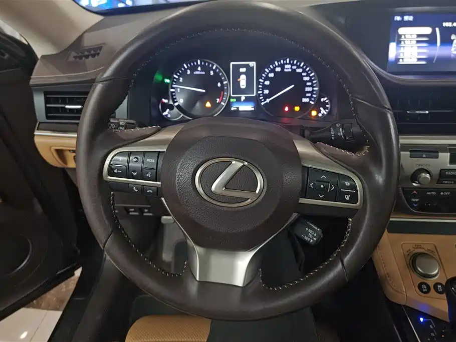 Lexus ES 2017 — фото 15