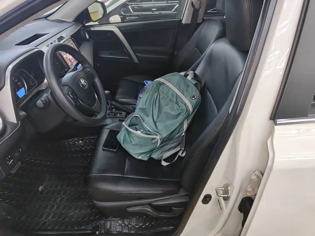 Toyota RAV4 2019 — фото 11
