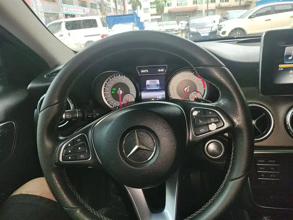 Mercedes-Benz GLA 2017 — фото 11