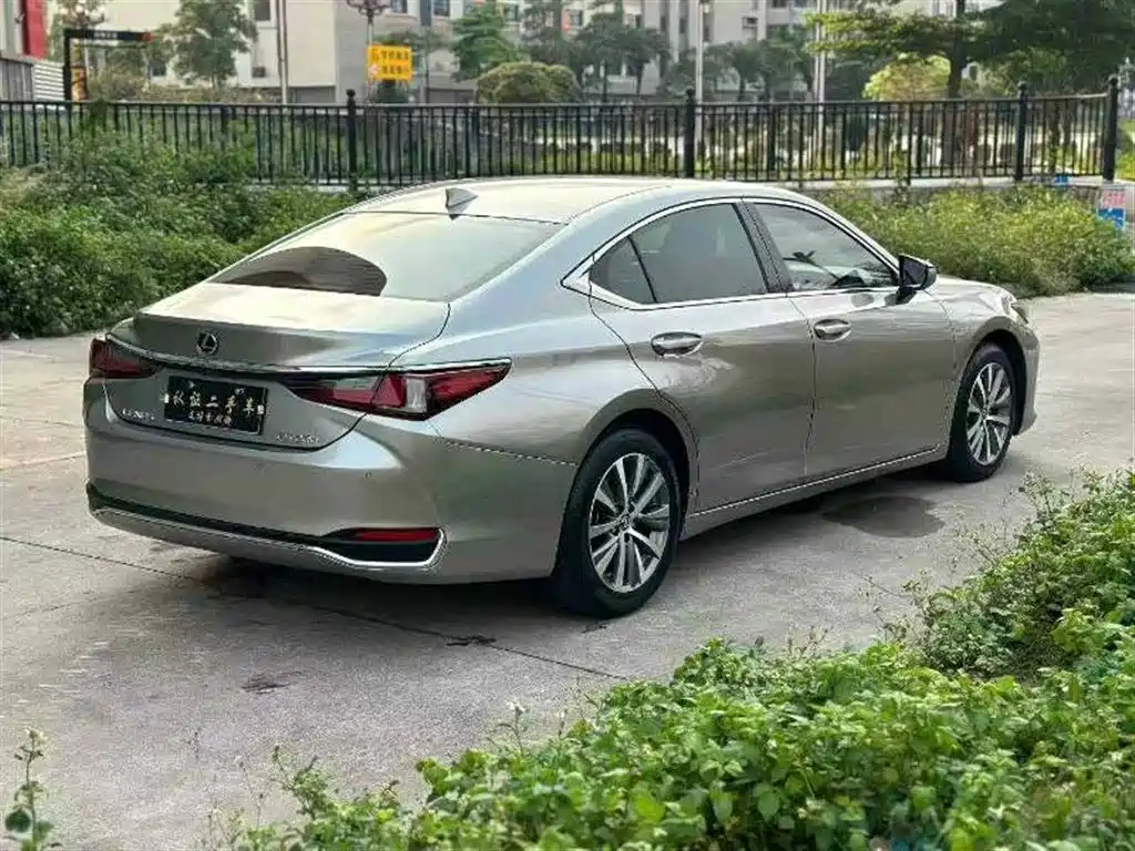 Lexus ES 2018 — фото 7