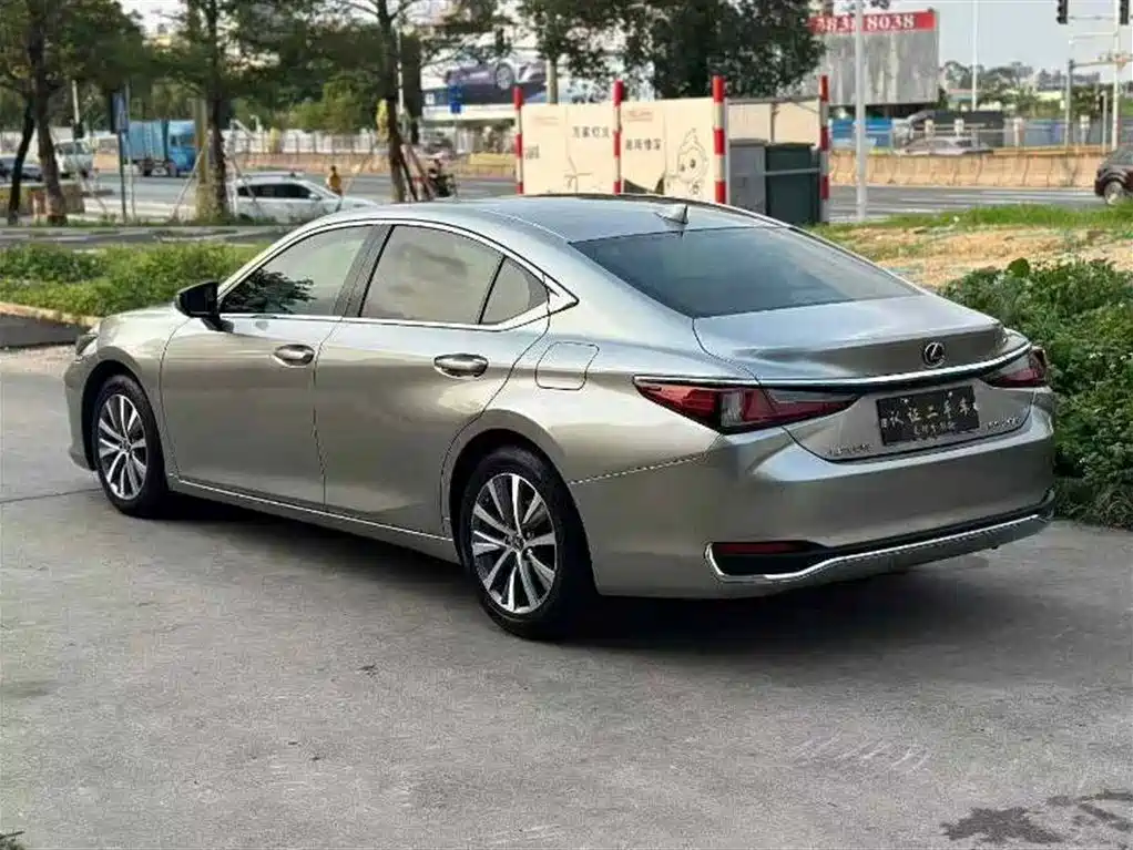 Lexus ES 2018 — фото 9