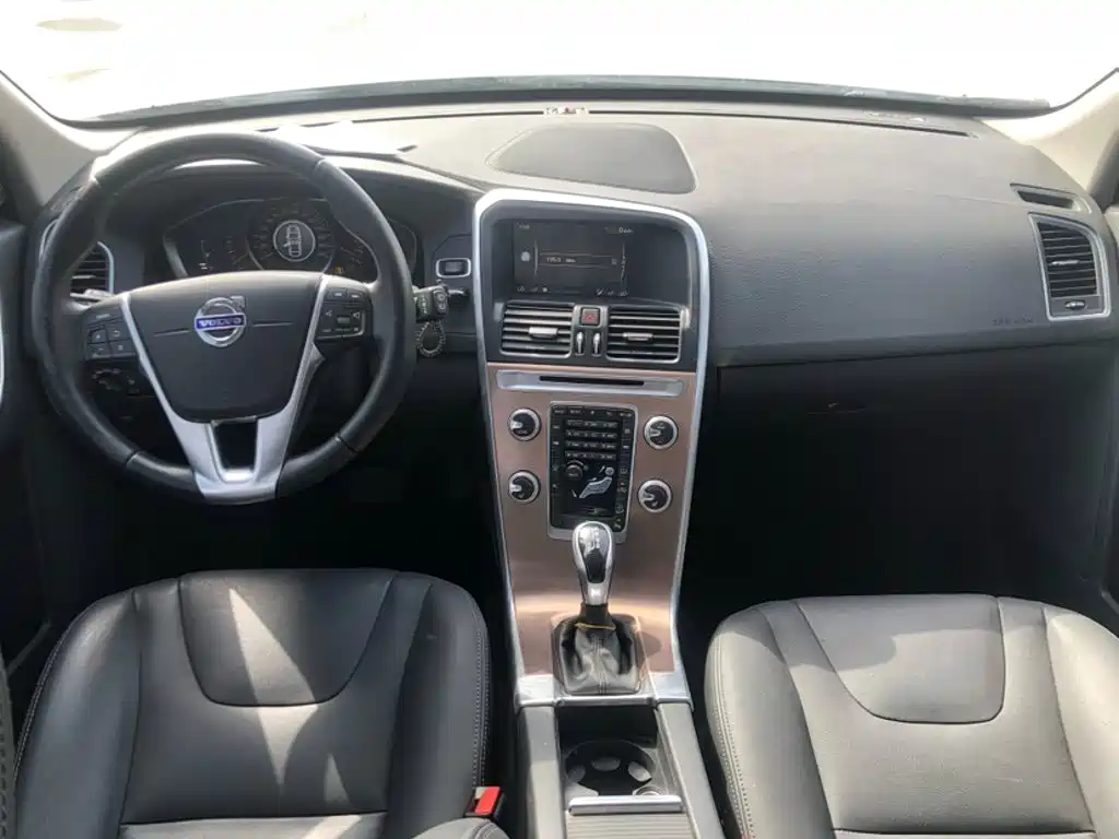 Volvo XC60 2017 — фото 24