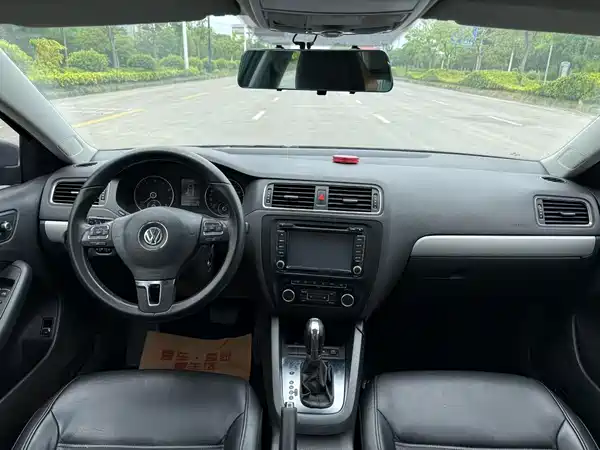 Volkswagen Sagitar 2012