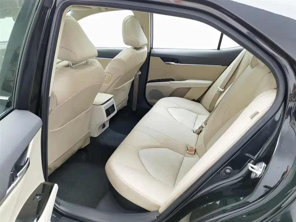Toyota Camry 2019 — фото 15