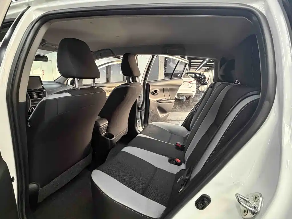 Toyota Yaris L 2020 — фото 12