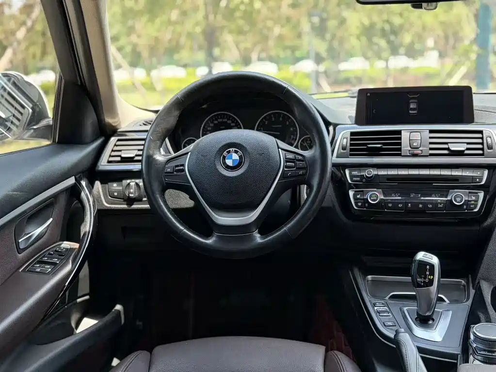 BMW 3 Series 2018 — фото 9