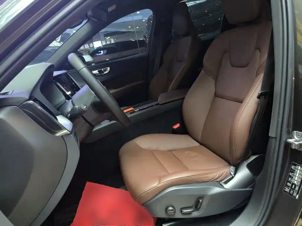 Volvo XC60 2020 — фото 11
