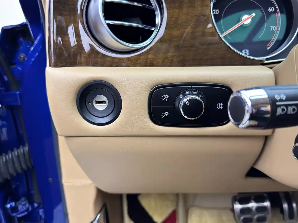 Bentley Flying Spur 2019 — фото 14