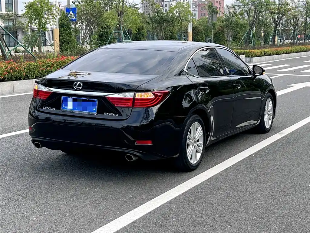 Lexus ES 2014 — фото 7