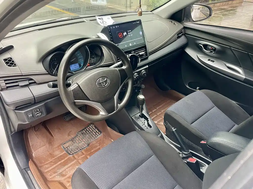Toyota Yaris L 2015 — фото 8