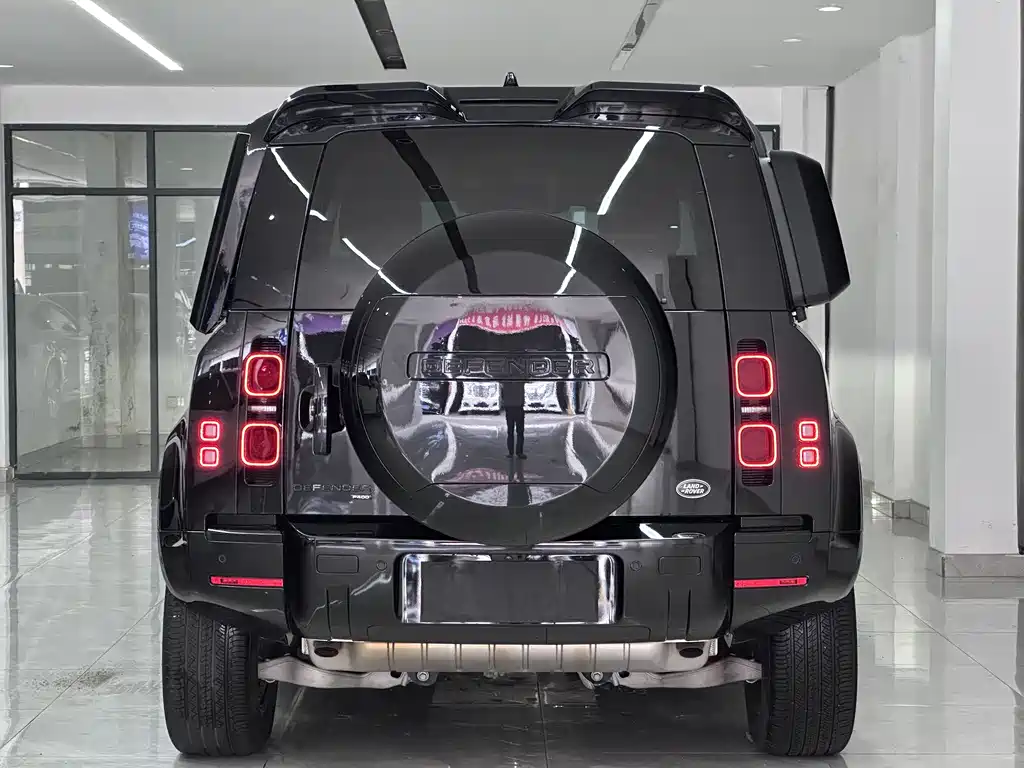 Land Rover Defender 2023 — фото 16