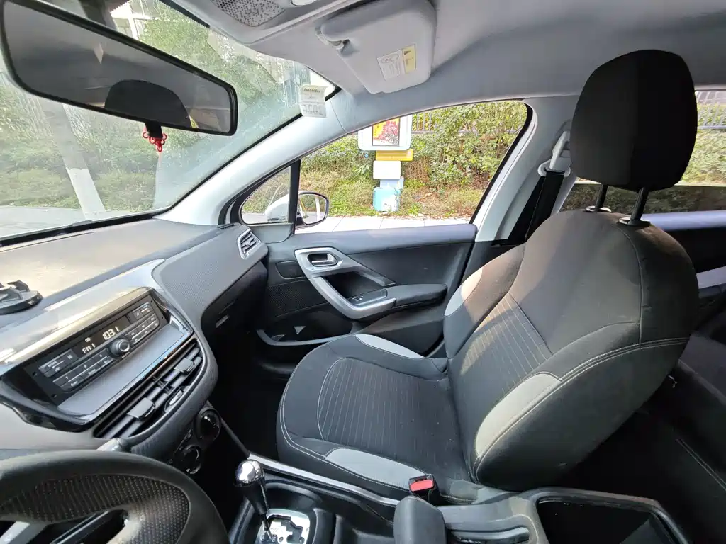 Peugeot 2008 2015 — фото 10