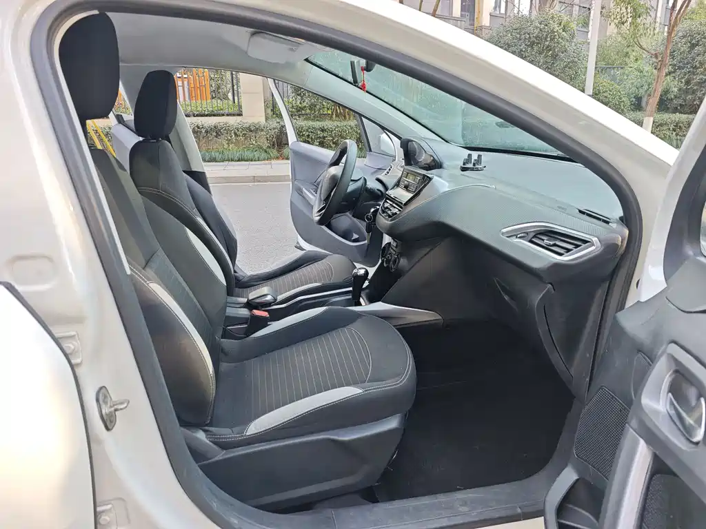 Peugeot 2008 2015 — фото 15