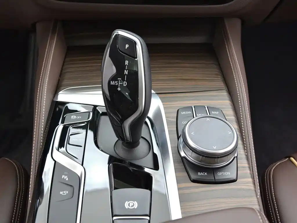 BMW 5 Series 2017 — фото 9