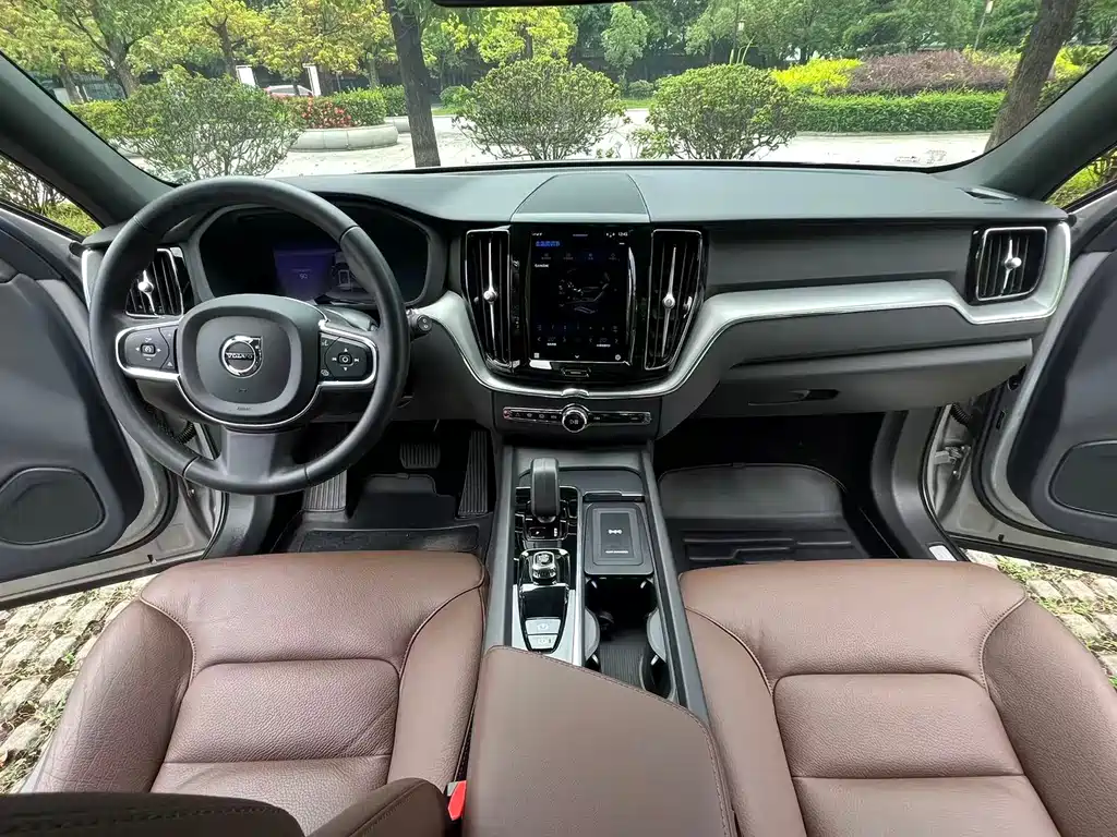 Volvo XC60 2022 — фото 10