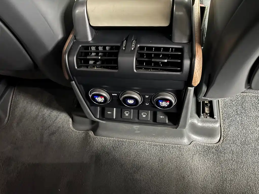 Land Rover Defender 2022 — фото 11