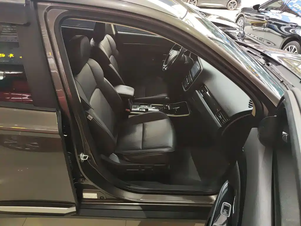 Mitsubishi Outlander 2018 — фото 20