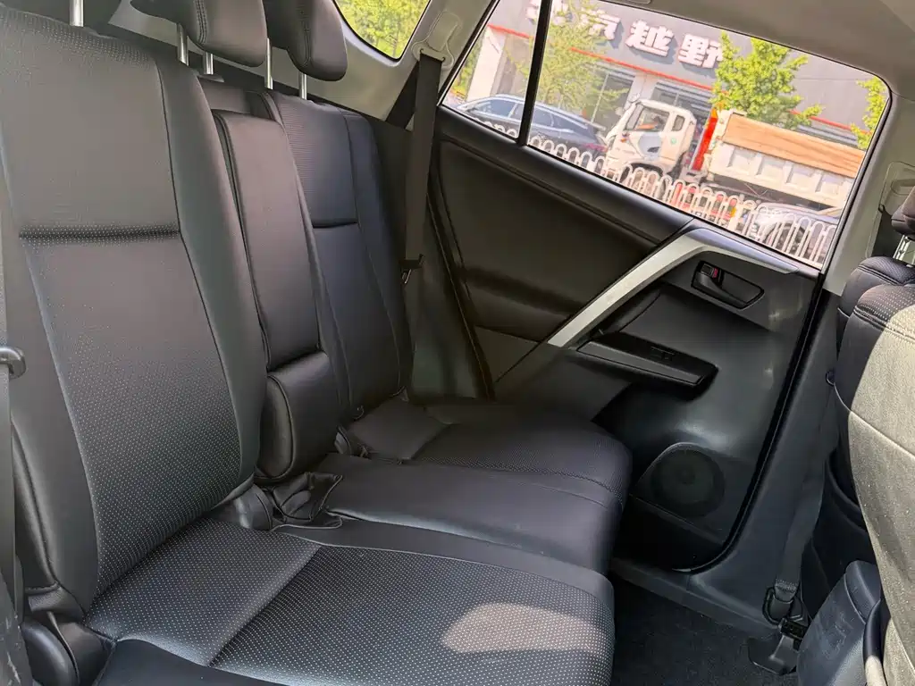 Toyota RAV4 2017 — фото 10