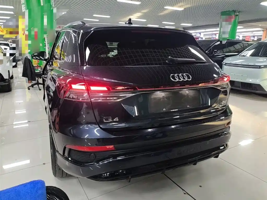 Audi Q4 e-tron 2023 — фото 6