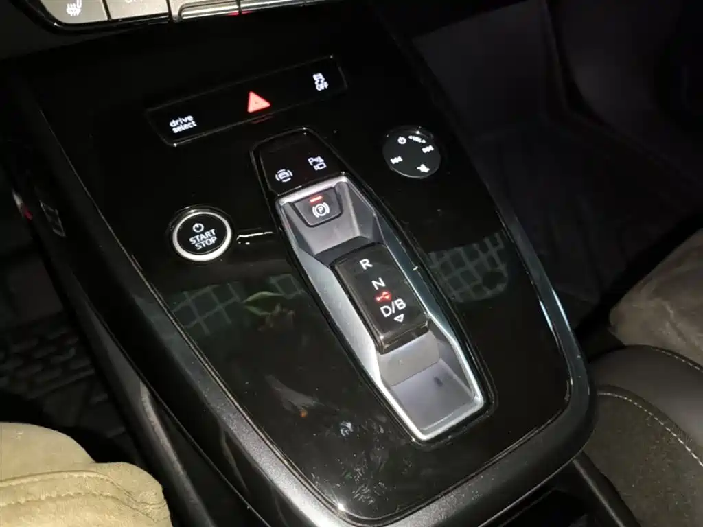 Audi Q4 e-tron 2023 — фото 14