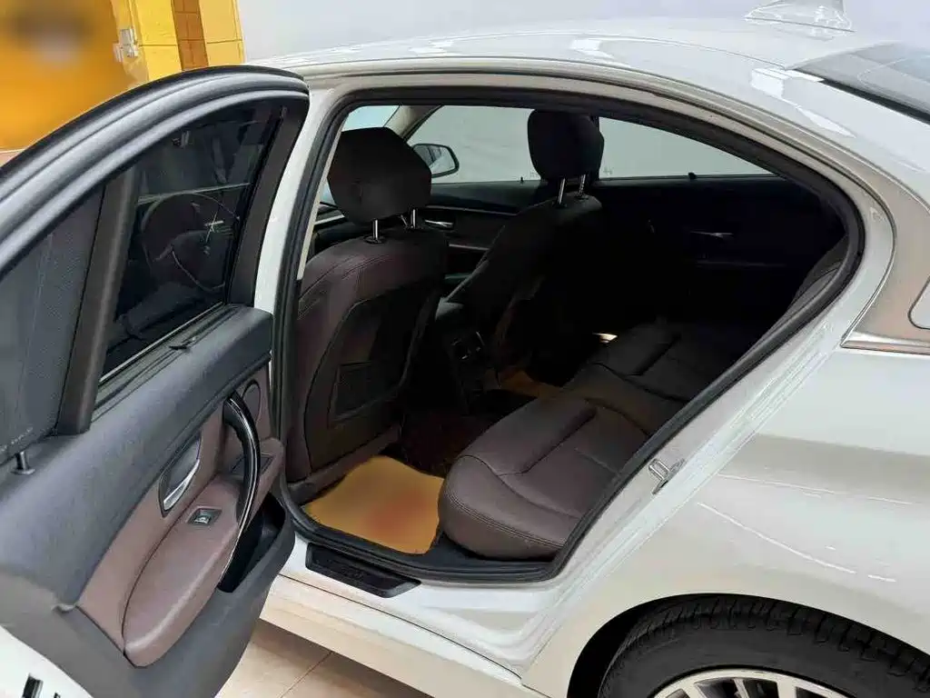 BMW 3 Series 2019 — фото 10