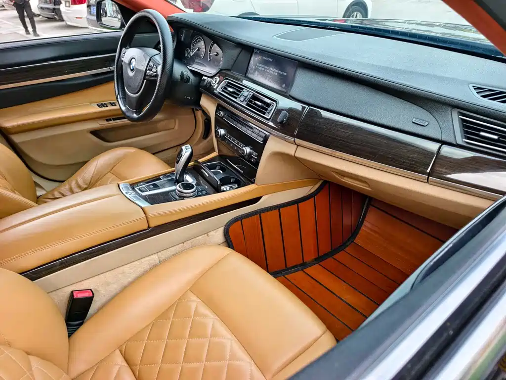 BMW 7 Series 2010 — фото 19