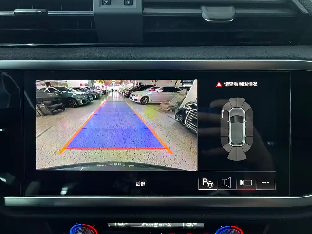 Audi Q3 2021 — фото 15